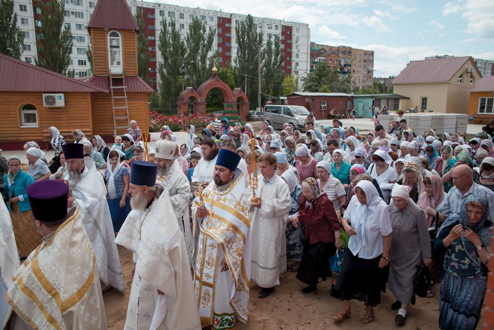 Храм луки волжский. Храм святителя Луки Волжский. Церковь Луки Крымского Волжский здание.